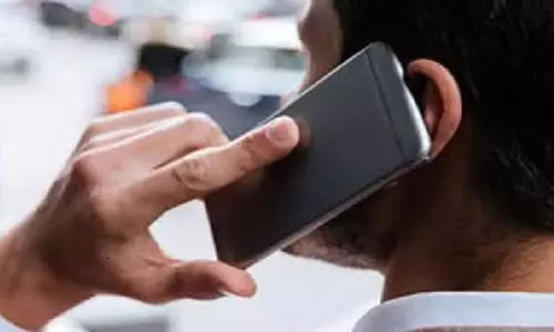 Bihar: मोबाइल पर बात करते-करते जा गिरा कुएं में, मौत Bihar: मोबाइल पर बात करते-करते जा गिरा कुएं में, मौत
