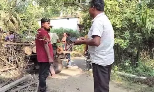 Balasore: पत्नी की मौत के आरोप में पति गिरफ्तार, परिवार ने पति के घर के सामने किया अंतिम संस्कार