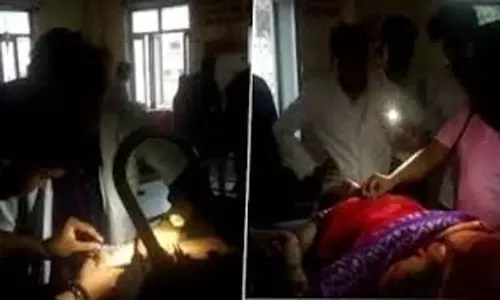 UP स्वास्थ्य केंद्र में मोबाइल फोन की रोशनी में डॉक्टर दुर्घटना पीड़ितों का करते हैं इलाज UP स्वास्थ्य केंद्र में मोबाइल फोन की रोशनी में डॉक्टर दुर्घटना पीड़ितों का करते हैं इलाज