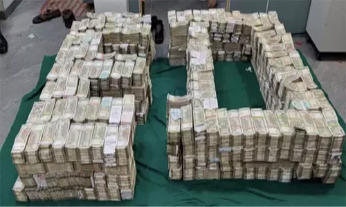 Raid राइड्स अहमदाबाद, मुंबई में 7 जगहों पर, 13.5 करोड़ रुपये की नकदी बरामद