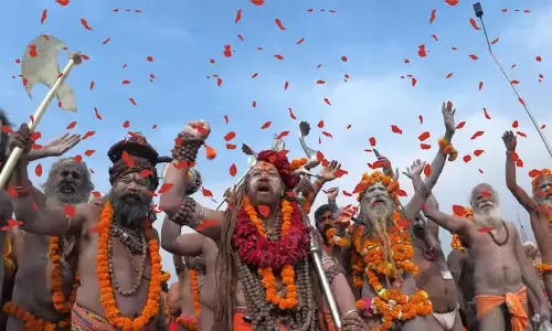 Maha Kumbh 2025: सभी साधु-संतों और तीर्थयात्रियों पर हेलीकॉप्टर से होगी पुष्प वर्षा, जारी रहेगी परंपरा Maha Kumbh 2025: सभी साधु-संतों और तीर्थयात्रियों पर हेलीकॉप्टर से होगी पुष्प वर्षा, जारी रहेगी परंपरा
