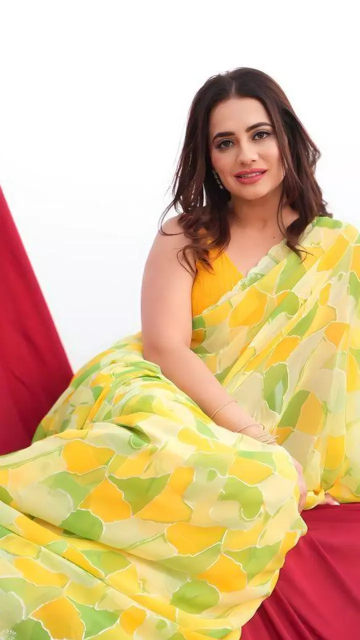 साड़ी में खूबसूरत लगी प्रियंका रेवड़ी