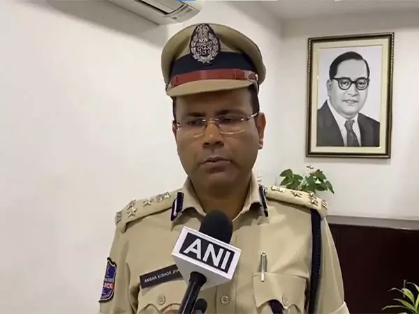 Police ने एसबीआई चोरी मामले में तीन लोग गिरफ्तार, 2.5 किलोग्राम सोने के आभूषण जब्त Police ने एसबीआई चोरी मामले में तीन लोग गिरफ्तार, 2.5 किलोग्राम सोने के आभूषण जब्त