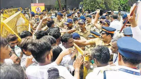 Chaityabhoomi ,500 हजार लोग , समुद्र तट बंद होने पर थोड़ी देर के लिए हंगामा