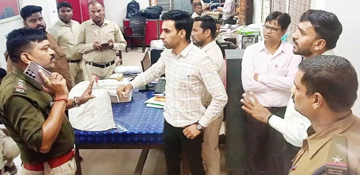 पुलिस स्टेशन से लगे डाकघर में लाखों की चोरी, अफसरों के उड़े होश