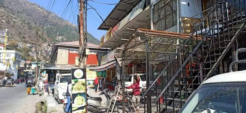 Kullu city की सड़कों से निवासियों ने हटाए 50 अतिक्रमण