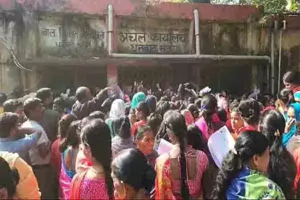 Dhanbad: अंचल कार्यालय में महिलाओं का हुजूम, मंईयां योजना के फॉर्म जमा करने में छूट रहे पसीने