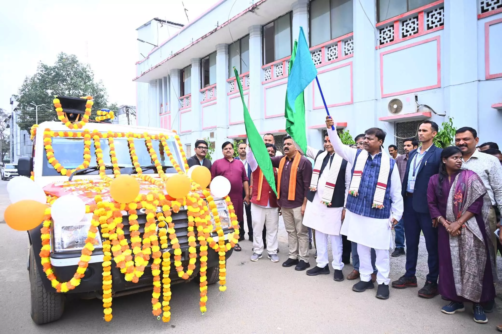 गृहमंत्री विजय शर्मा ने जगदलपुर कलेक्ट्रेट कार्यालय में टीवी मुक्त भारत अभियान की गाड़ी को दिखाई हरी झंडी