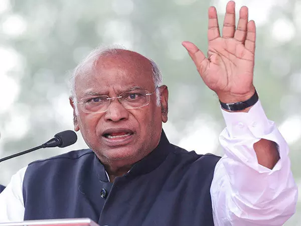 Kharge, राहुल ने सशस्त्र सेना झंडा दिवस पर सैनिकों के योगदान की सराहना की