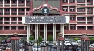 वायनाड भूस्खलन:  Kerala HC ने एसडीआरएफ पर स्पष्टता की कमी के लिए सीएम विजयन सरकार की खिंचाई की