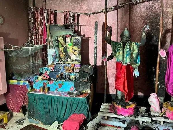 Bangladesh में हिंदू मंदिर पर एक और हमला, मूर्तियां जलाई गईं, शिकायत दर्ज