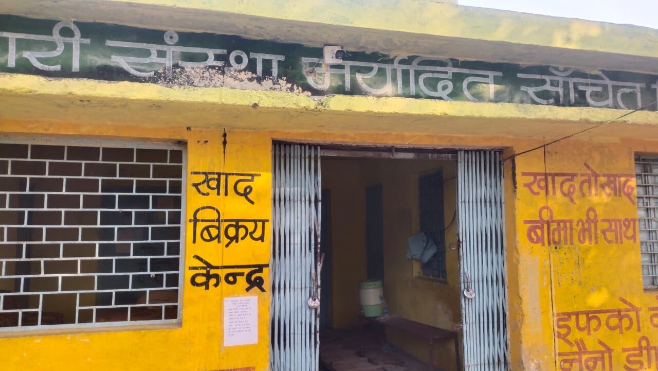 ब्लैक मार्केट खादबेची: Sanchet Society में किसानों को खाद का एक दाना भी नहीं मिला