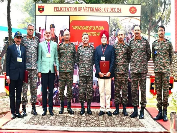 COAS जनरल उपेंद्र द्विवेदी ने उत्तरी कमान का दौरा किया, 3 दिग्गजों को अचीवर्स अवार्ड से किया सम्मानित COAS जनरल उपेंद्र द्विवेदी ने उत्तरी कमान का दौरा किया, 3 दिग्गजों को अचीवर्स अवार्ड से किया सम्मानित