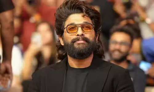 अल्लू अर्जुन ने महिला फैंस के परिजन को 25 लाख देने की घोषणा की अल्लू अर्जुन ने महिला फैंस के परिजन को 25 लाख देने की घोषणा की