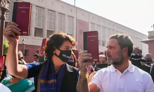 Adani के खिलाफ विपक्षी सांसदों ने संसद में निकाला विरोध मार्च Adani के खिलाफ विपक्षी सांसदों ने संसद में निकाला विरोध मार्च