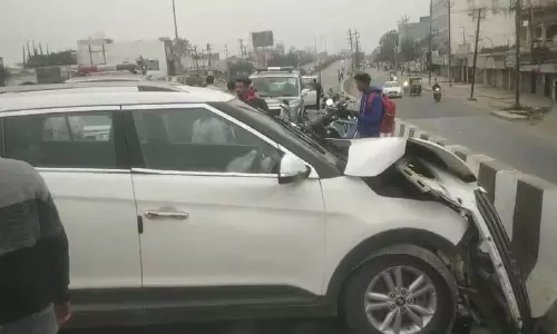 पचपेड़ी नाका ओवर ब्रिज में बड़ा हादसा, बेकाबू क्रेटा कार ने बुजुर्ग को लिया चपेट में पचपेड़ी नाका ओवर ब्रिज में बड़ा हादसा, बेकाबू क्रेटा कार ने बुजुर्ग को लिया चपेट में