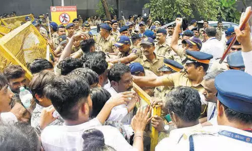 Chaityabhoomi ,500 हजार लोग , समुद्र तट बंद होने पर थोड़ी देर के लिए हंगामा Chaityabhoomi ,500 हजार लोग , समुद्र तट बंद होने पर थोड़ी देर के लिए हंगामा