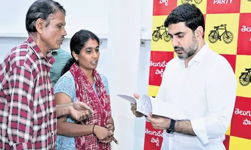 Andhra: मंत्री लोकेश ने 50वें प्रजा दरबार में त्वरित कार्रवाई का वादा किया Andhra: मंत्री लोकेश ने 50वें प्रजा दरबार में त्वरित कार्रवाई का वादा किया