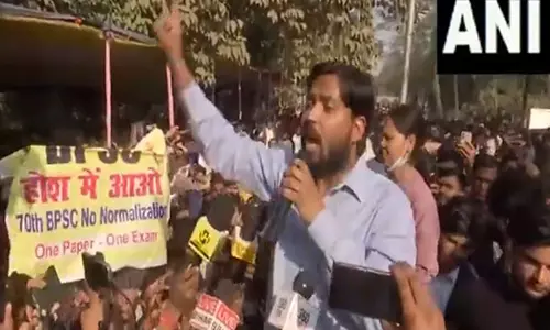 Bihar: खान सर पटना में BPSC उम्मीदवारों के विरोध प्रदर्शन में शामिल हुए Bihar: खान सर पटना में BPSC उम्मीदवारों के विरोध प्रदर्शन में शामिल हुए