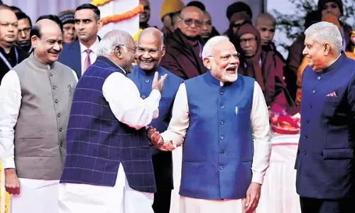 लोकसभा में सपा के लिए अग्रिम पंक्ति की सीट में कटौती पर हंगामा