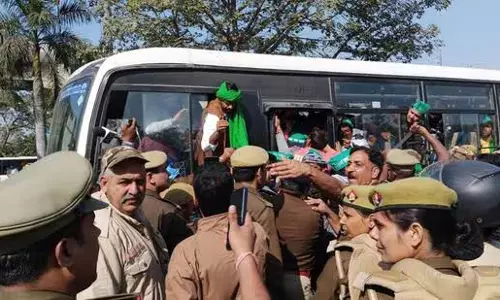 Noida:परी चौक पर 45 किसान हिरासत में, संख्या बढ़कर 122 हुई Noida:परी चौक पर 45 किसान हिरासत में, संख्या बढ़कर 122 हुई