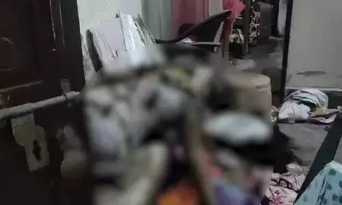 मोहल्ले में बदबू फैलने पर सहमे लोग, तलाकशुदा महिला की मिली लाश