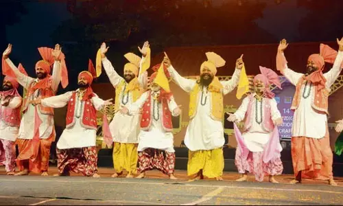 Chandigarh राष्ट्रीय शिल्प मेले में लोक, जनजातीय नृत्यों की धूम Chandigarh राष्ट्रीय शिल्प मेले में लोक, जनजातीय नृत्यों की धूम