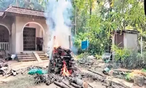 Odisha: ससुराल जाने से पहले ग्रामीणों ने किया महिला का अंतिम संस्कार Odisha: ससुराल जाने से पहले ग्रामीणों ने किया महिला का अंतिम संस्कार