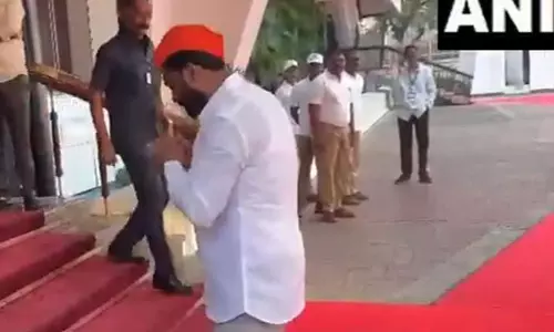 Shiv Sena MLA Amol Khatal ने महाराष्ट्र विधानसभा के विशेष सत्र के पहले दिन विधान भवन को श्रद्धांजलि दी