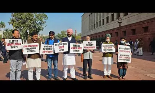 Congress सांसदों ने पीयू सीनेट चुनाव में देरी ,किया विरोध प्रदर्शन
