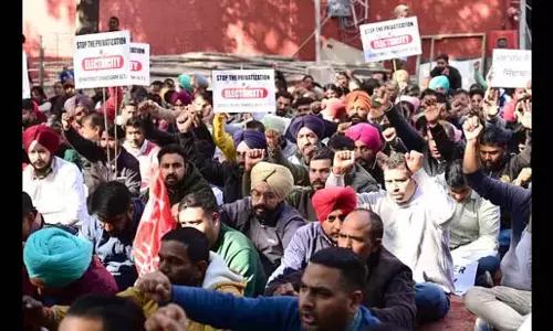 Administration: ने बिजली कर्मचारियों की हड़ताल पर रोक लगाने के लिए एस्मा लागू किया