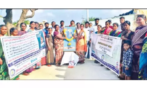 Telangana: पुरुष और महिला मजदूरों को समान वेतन मिलना चाहिए Telangana: पुरुष और महिला मजदूरों को समान वेतन मिलना चाहिए