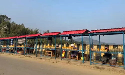 Assam : सीईएम देबोलाल गोरलोसा ने दयालुता के विचारशील कार्य से जटिंगा विक्रेताओं के जीवन को बदल दिया Assam : सीईएम देबोलाल गोरलोसा ने दयालुता के विचारशील कार्य से जटिंगा विक्रेताओं के जीवन को बदल दिया