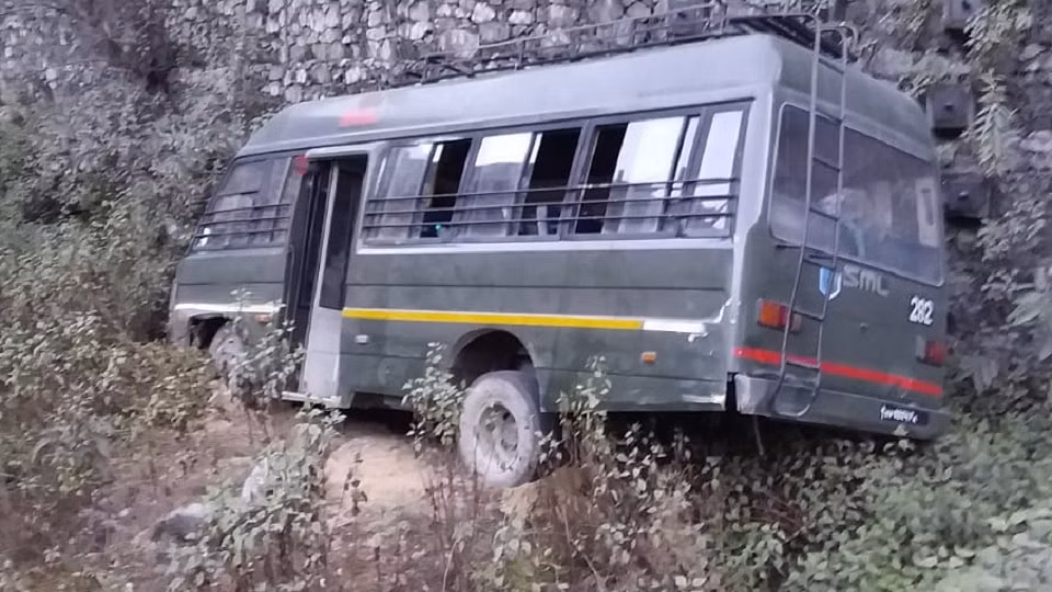 Chamoli: अनियंत्रित होकर डिवाइडर से टकराया सेना का वाहन, कई जवान घायल Chamoli: अनियंत्रित होकर डिवाइडर से टकराया सेना का वाहन, कई जवान घायल