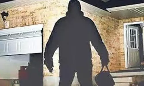 Ludhiana: महिला ने लुटेरों के हाथों 3 लाख रुपये और गहने गंवाए Ludhiana: महिला ने लुटेरों के हाथों 3 लाख रुपये और गहने गंवाए