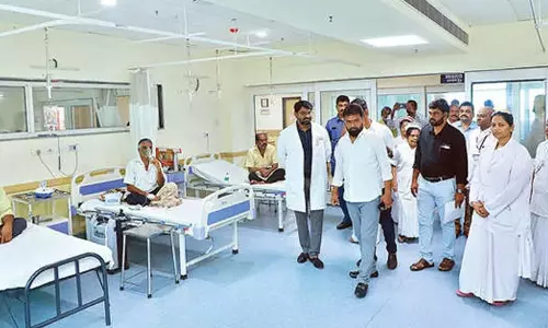 Andhra: श्रम मंत्री ने तिरुपति में ईएसआई अस्पताल का निरीक्षण किया Andhra: श्रम मंत्री ने तिरुपति में ईएसआई अस्पताल का निरीक्षण किया
