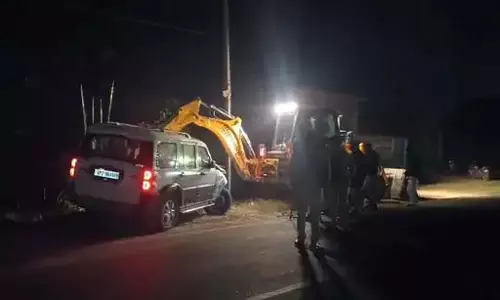 कार ने बाइक सवार दो भाईयों को टक्कर मारी, एक युवक की मौत