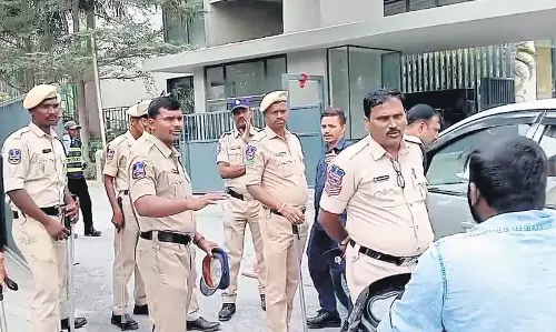 तेलंगाना में BRS हरीश, कविता और अन्य को नजरबंद किया गया तेलंगाना में BRS हरीश, कविता और अन्य को नजरबंद किया गया