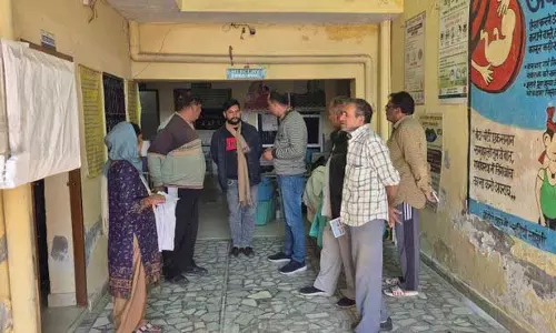 Haryana : सिरसा में स्वास्थ्य केंद्र के स्थानांतरण का स्थानीय लोगों ने किया विरोध