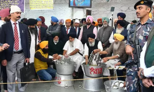 SAD के पूर्व प्रमुख ने तख्त केसगढ़ साहिब में सेवा का दूसरा दिन अदा किया SAD के पूर्व प्रमुख ने तख्त केसगढ़ साहिब में सेवा का दूसरा दिन अदा किया