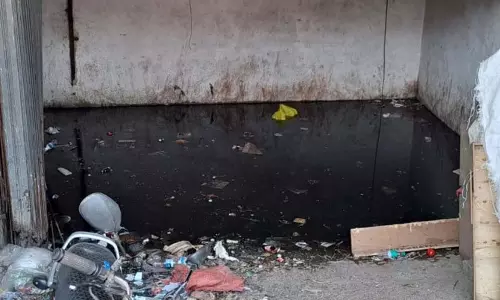 Dombivli: नगर निगम की पाटकर प्लाजा पार्किंग में सीवेज का पानी भर गया Dombivli: नगर निगम की पाटकर प्लाजा पार्किंग में सीवेज का पानी भर गया
