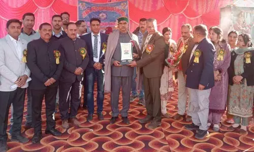 MLA ने भरोली स्कूल में मेधावी विद्यार्थियों को किया सम्मानित MLA ने भरोली स्कूल में मेधावी विद्यार्थियों को किया सम्मानित