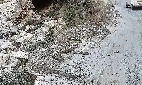 Larji-Sainj road की पूरी तरह मरम्मत नहीं हुई Larji-Sainj road की पूरी तरह मरम्मत नहीं हुई
