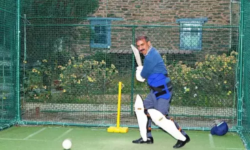 CM ने सद्भावना क्रिकेट कप के लिए नेट पर अभ्यास किया
