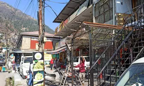 Kullu city की सड़कों से निवासियों ने हटाए 50 अतिक्रमण Kullu city की सड़कों से निवासियों ने हटाए 50 अतिक्रमण