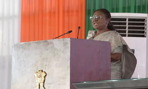 राष्ट्रपति मुर्मू ने Rairangpur में विकास परियोजनाओं की आधारशिला रखी राष्ट्रपति मुर्मू ने Rairangpur में विकास परियोजनाओं की आधारशिला रखी