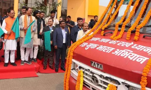 CM विष्णुदेव साय ने मोबाइल मेडिकल यूनिट और प्रचार वाहन को हरी झंडी दिखाकर किया रवाना CM विष्णुदेव साय ने मोबाइल मेडिकल यूनिट और प्रचार वाहन को हरी झंडी दिखाकर किया रवाना
