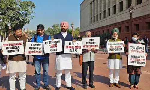 कांग्रेस MPs ने संसद के बाहर सीनेट चुनाव में देरी का विरोध किया कांग्रेस MPs ने संसद के बाहर सीनेट चुनाव में देरी का विरोध किया