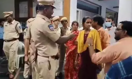 Telangana: मृतक लड़की के परिवार ने गड़बड़ी का आरोप लगाया Telangana: मृतक लड़की के परिवार ने गड़बड़ी का आरोप लगाया