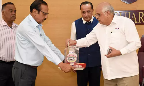 Gujarat के मुख्यमंत्री भूपेंद्र पटेल ने सशस्त्र सेना झंडा दिवस पर योगदान दिया
